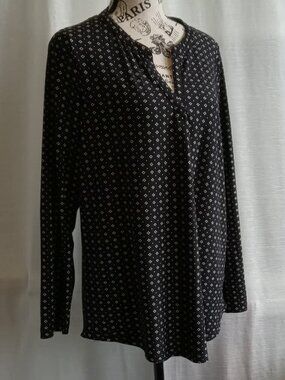Pretty and soft 2 dye 4 black and white stretch long sleeves shirt NEW